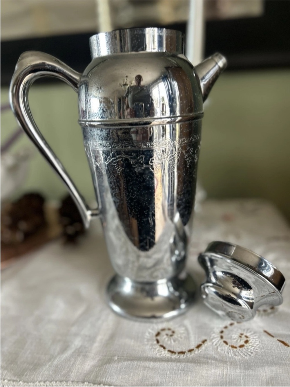 Vintage Art Deco Chrome Cocktail Shaker with Grapevine Design - Picture 4 of 6